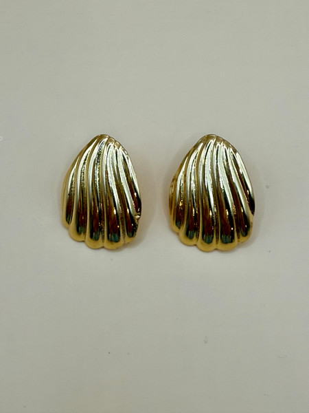 Shell-shaped earrings