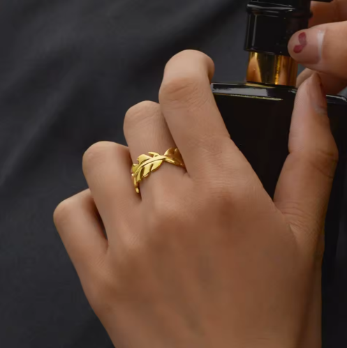 Golden Leaf Adjustable Ring – Nature-Inspired Elegance