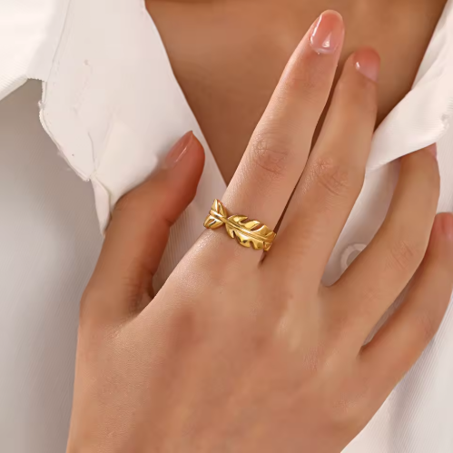 Golden Leaf Adjustable Ring – Nature-Inspired Elegance