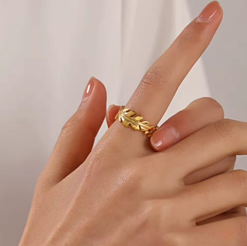 Golden Leaf Adjustable Ring – Nature-Inspired Elegance