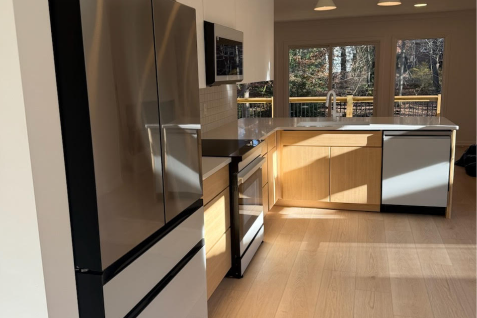 Custom kitchen cabinets details with Stratus Supermatte and Kasei Maple tones