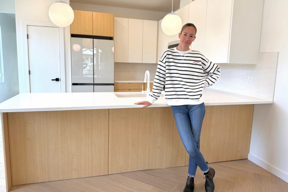 Custom kitchen cabinets real life project by contractor Kata Walters featuring Modern Turino slab doors Stratus Supermatte and Kasei Maple