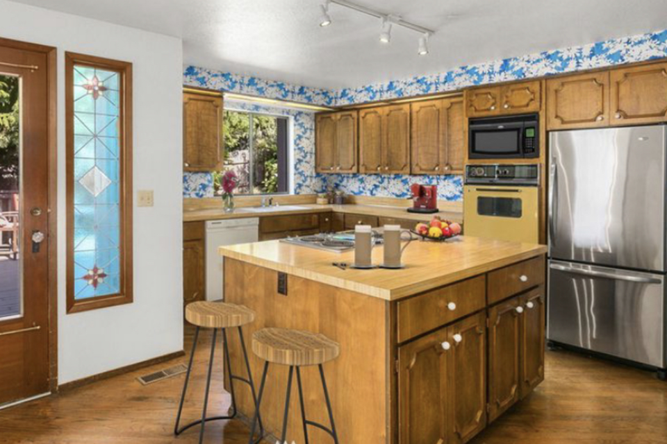 Before photo of Laura kitchen before custom kitchen cabinets refacing with Modern Turino doors