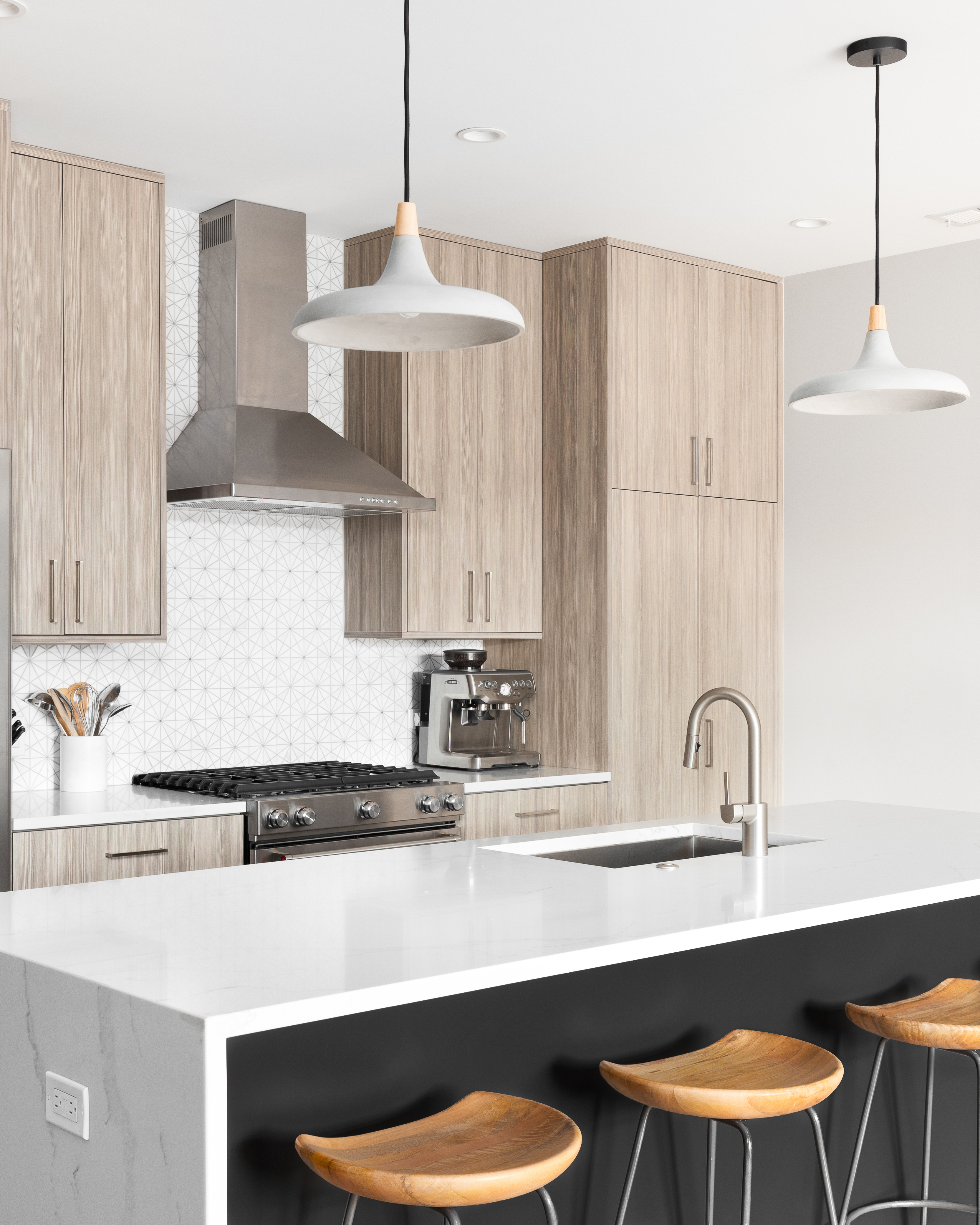 Classic Shaker in white oak — modern frameless kitchen