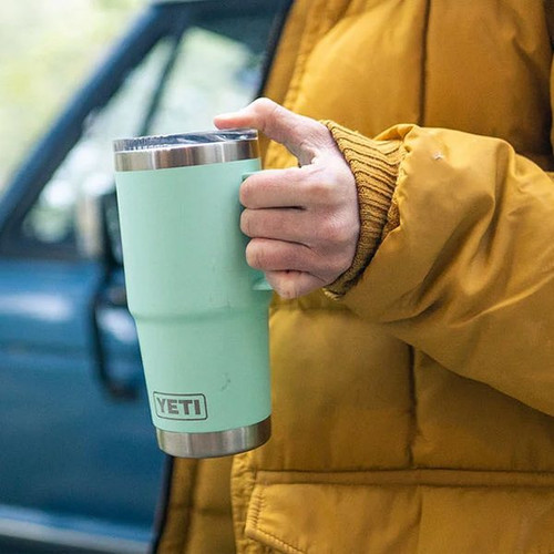 YETI Rambler 20 oz Travel Mug, Stainless Steel, Vacuum Insulated with  Stronghold Lid, Navy