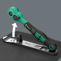 Thanks to the twist-to-unlock system, the ratchet can be easily removed.