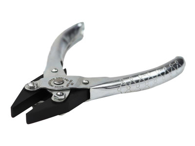Maun Flat Nose Pliers, Smooth Jaws 140mm - Maun Flat Nose Pliers with smooth jaws for a firm grip without damaging delicate pieces