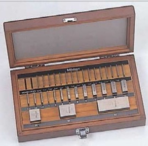 Mitutoyo 516-468-26 Metric Gauge Block Square Steel Set, 32, grade AS-2