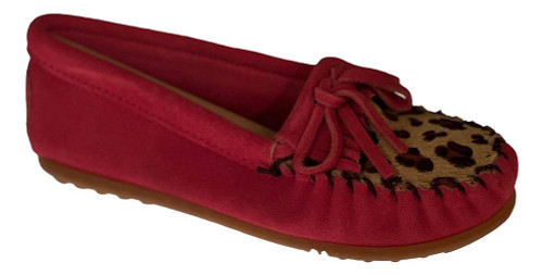 Minnetonka Leopard Kilty Moc Girls Category: Slippers Color: Pink ItemNumber: G2345