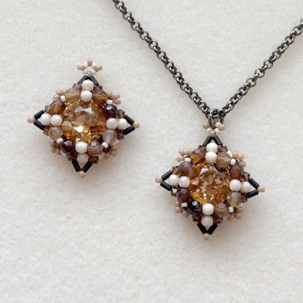 Four Corners Pendant Beading Tutorial by Jules & Rose