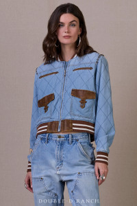 A CHIC NEW TAKE ON THE JEAN JACKET.
 

What a dreamy jacket! The classic chambray bomber has elements of English rider, like the askew quilt stitching and (faux) leather flap pockets, but also hints of retro in the racing stripe cuffs, collar, and waistband, and then the back brings in a bit of Western with the embroidered horseheads and wording that are reminiscent of an old rodeo jacket. It’s got a little bit of everything!

color: chambray
content: 100% cotton
embellishments: zipper closure, studding, ribbed trim, quilt stitching, faux leather accents, embroidery
fit: Relaxed fit bomber, length top of hip 
C3473
collection: Nu Rodeo