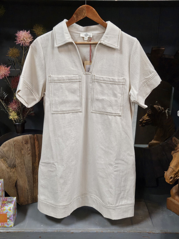 Entro Cream Denim Dress

Mid-thigh length

Straight fit

Folded collar

Loose fit short sleeves