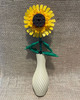 Vaasje met decoratieve bloem.