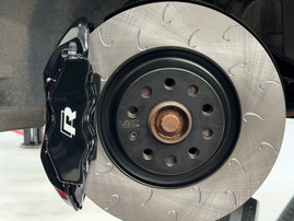 Vagbremtechnic Front Brake Kit - 4 Piston Brembo Caliper - 340x30mm OE 1 Piece Discs - PQ35 / MQB - Gloss Black with White 'R' Logo