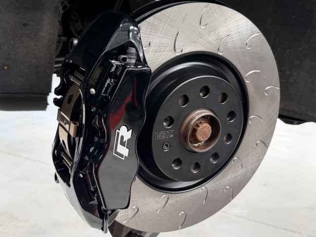 Vagbremtechnic Front Brake Kit - 4 Piston Brembo Caliper - 340x30mm OE 1 Piece Discs - PQ35 / MQB - Gloss Black with White 'R' Logo