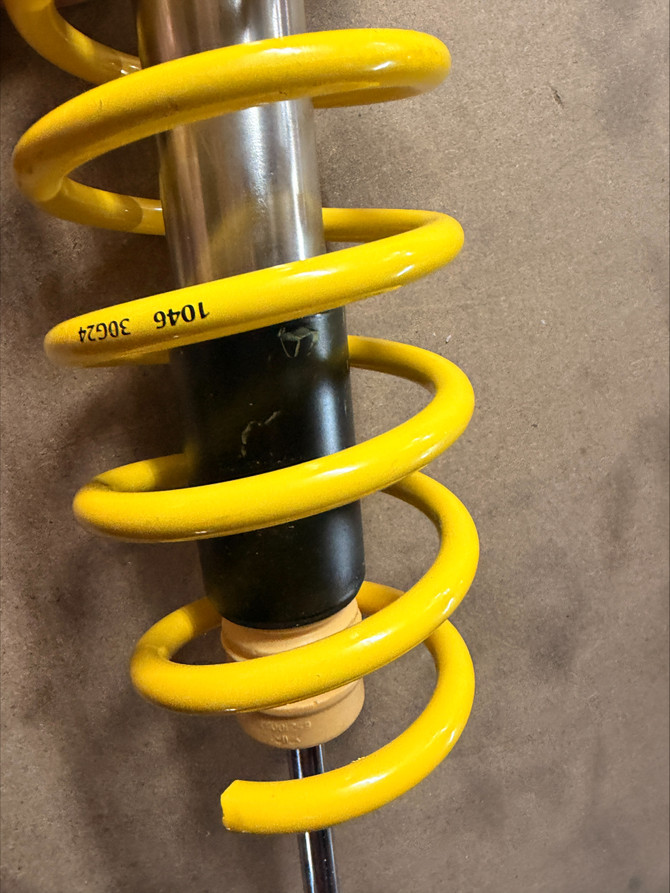 KW DDC -Plug & Play- Coilovers - Golf Mk8 and Mk8.5 'R' - PAINT DEFECT