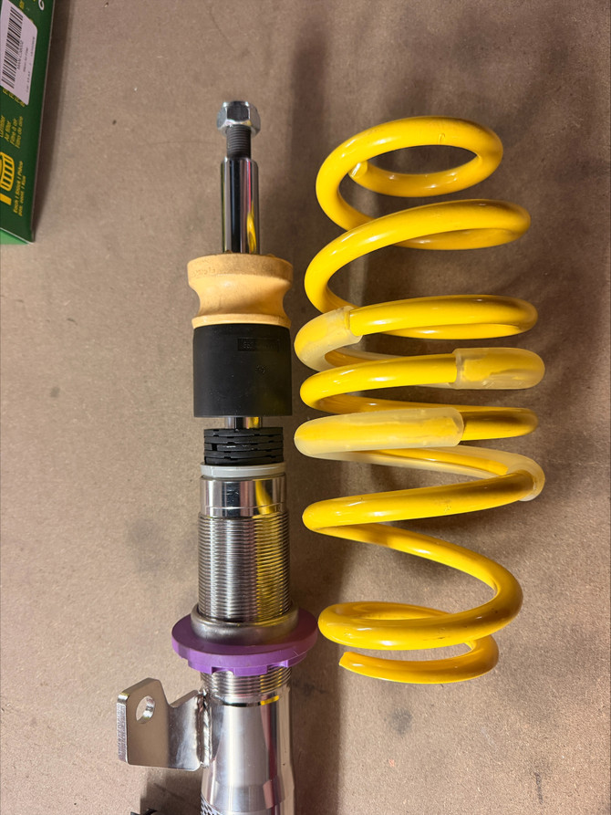 KW DDC -Plug & Play- Coilovers - Golf Mk8 and Mk8.5 'R' - PAINT DEFECT