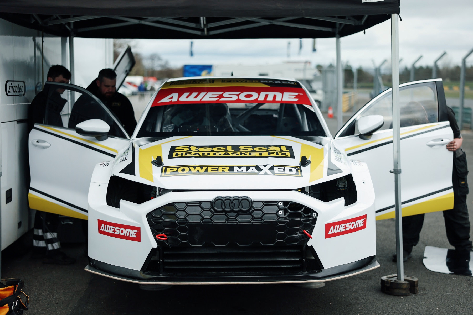 Dexter Patterson's BTCC car featuring Awesome branding