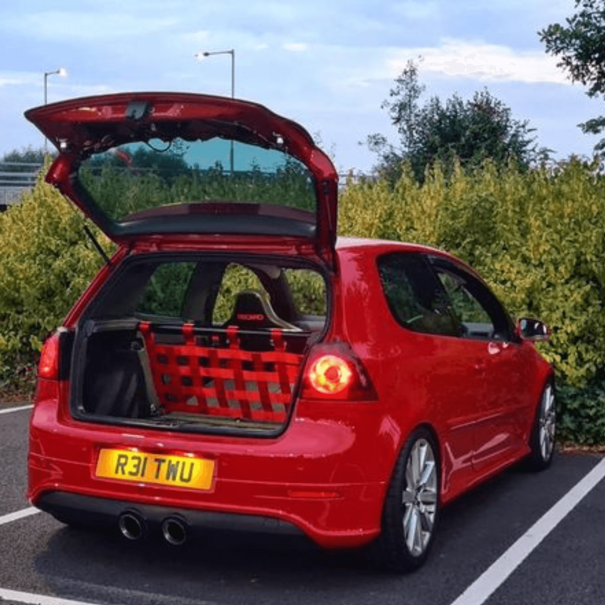 VW Golf Mk5 GTI R32 Strut bar and Cargo net – Black Bar / Pink