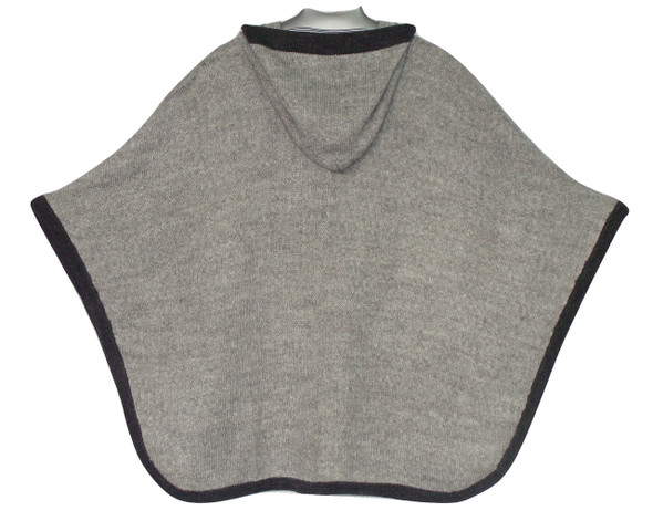 Simple and elegant poncho cloak for leisure wear in 100% fine alpaca yarn