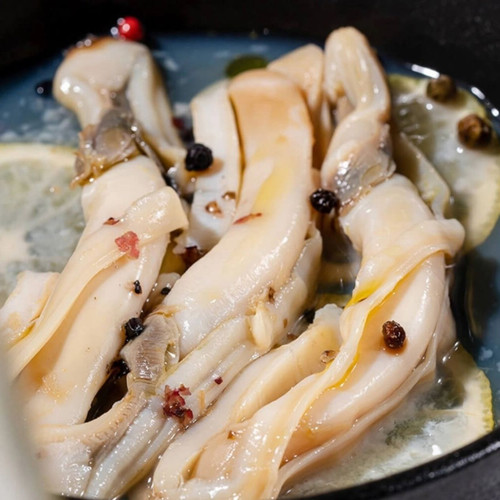 Razor clams in brine served with lemon, Spanish tapas conserva