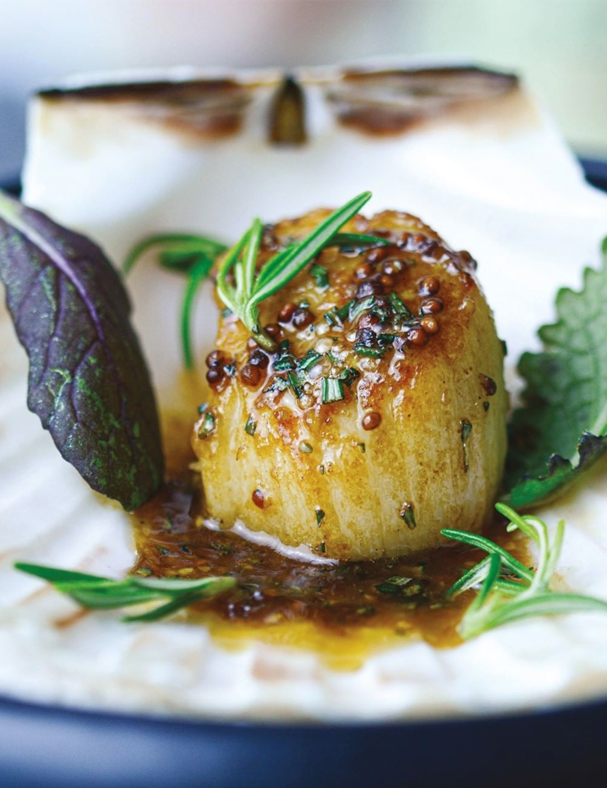 Scallops with rosemary, chicken juice with Moutarde de Meaux® Pommery®