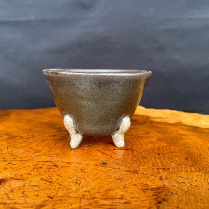 5 inch Shuho metallic glaze round bonsai pot front view with sculptural feet
