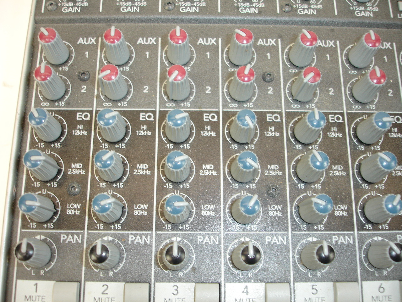 e190905-014D MACKIE 1402-VLZ3 ミキサー 中古品 傷汚れあり 動作確認済み マッキー 電源ケーブル無し  Mackie 1402-VLZ Pro 14-Channel Mic⁄Line Mixer - Evolution Music