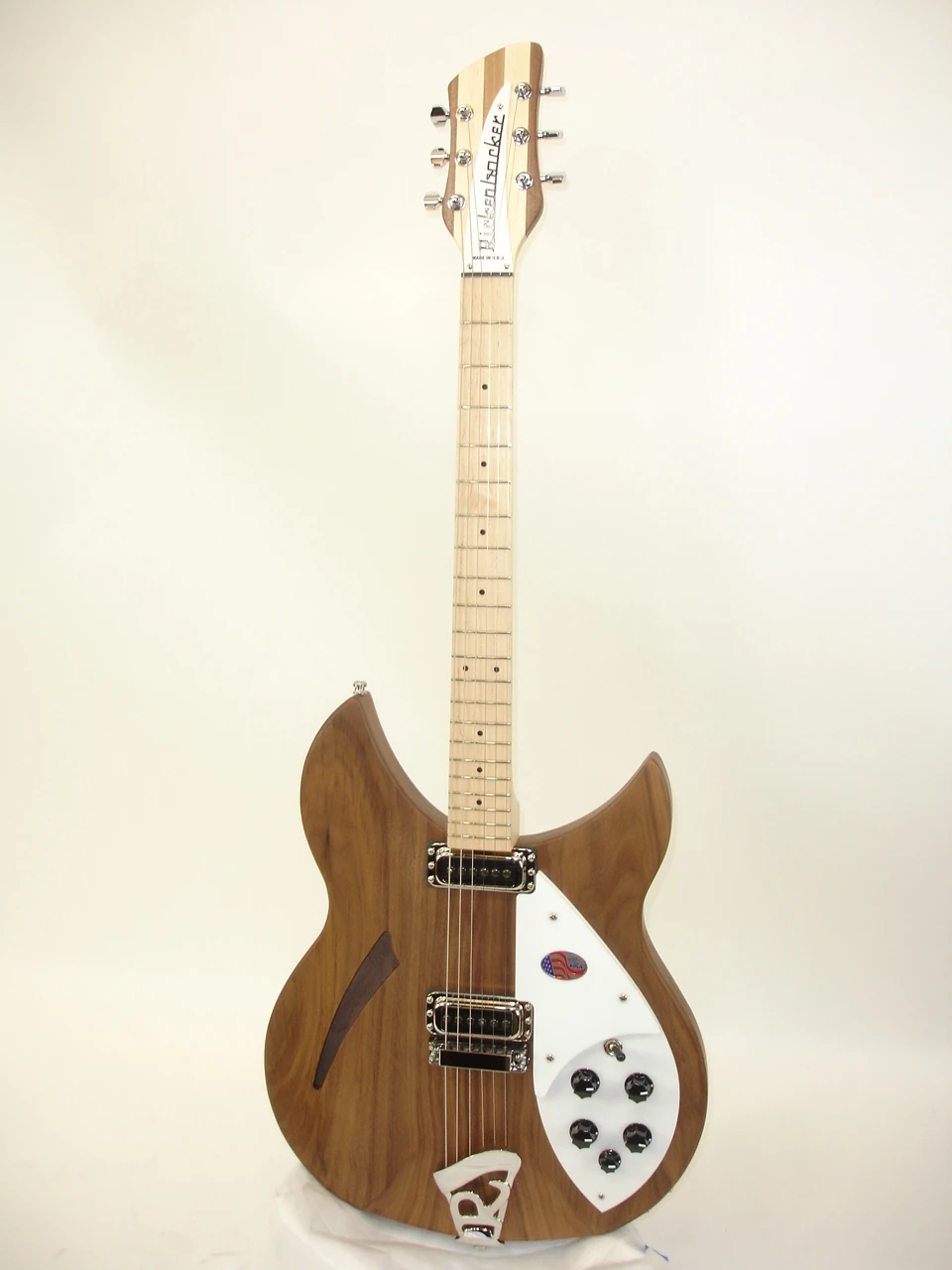 モノグラム　Rickenbacker 330 タイプ Rickenbacker 330 Limited Edition review | MusicRadar