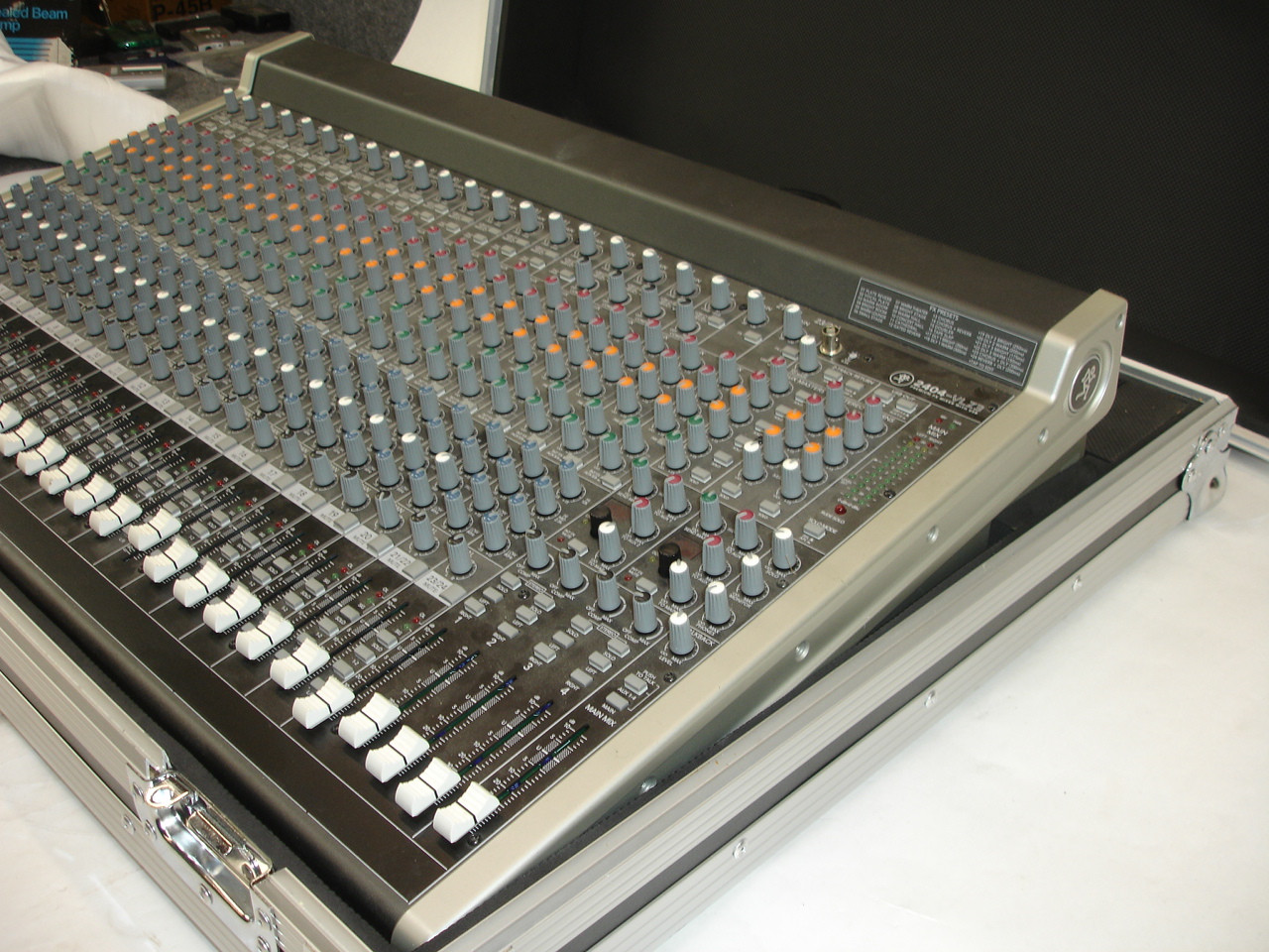 Mackie 2404-VLZ3 アナログミキサー Amazon.com: Mackie 2404-VLZ3 Premium 24-Channel FX Mixer with USB