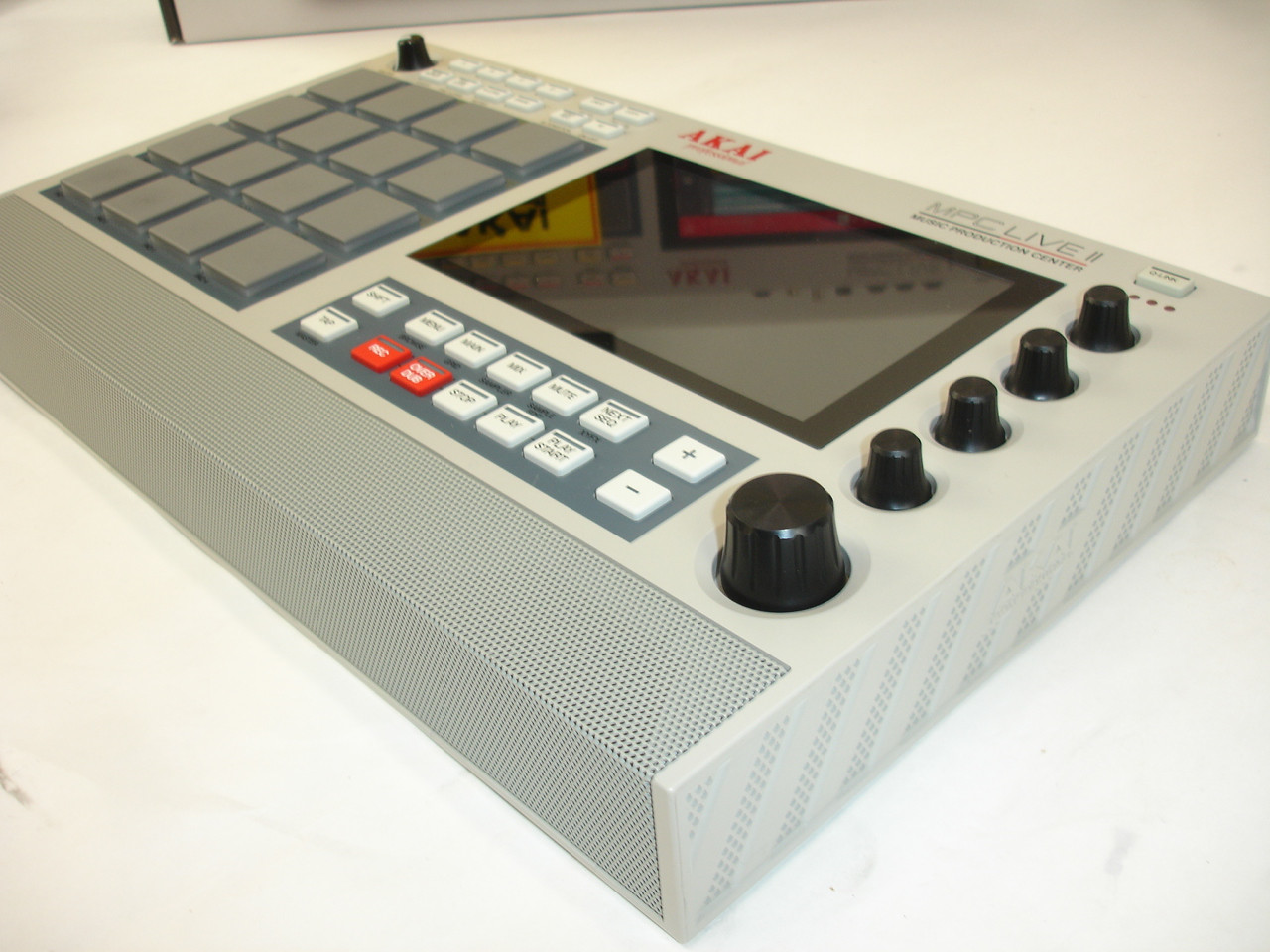 AKAI MPC Live 2（SSD増設済み、デッキセーバー・ケース付き） AKAI