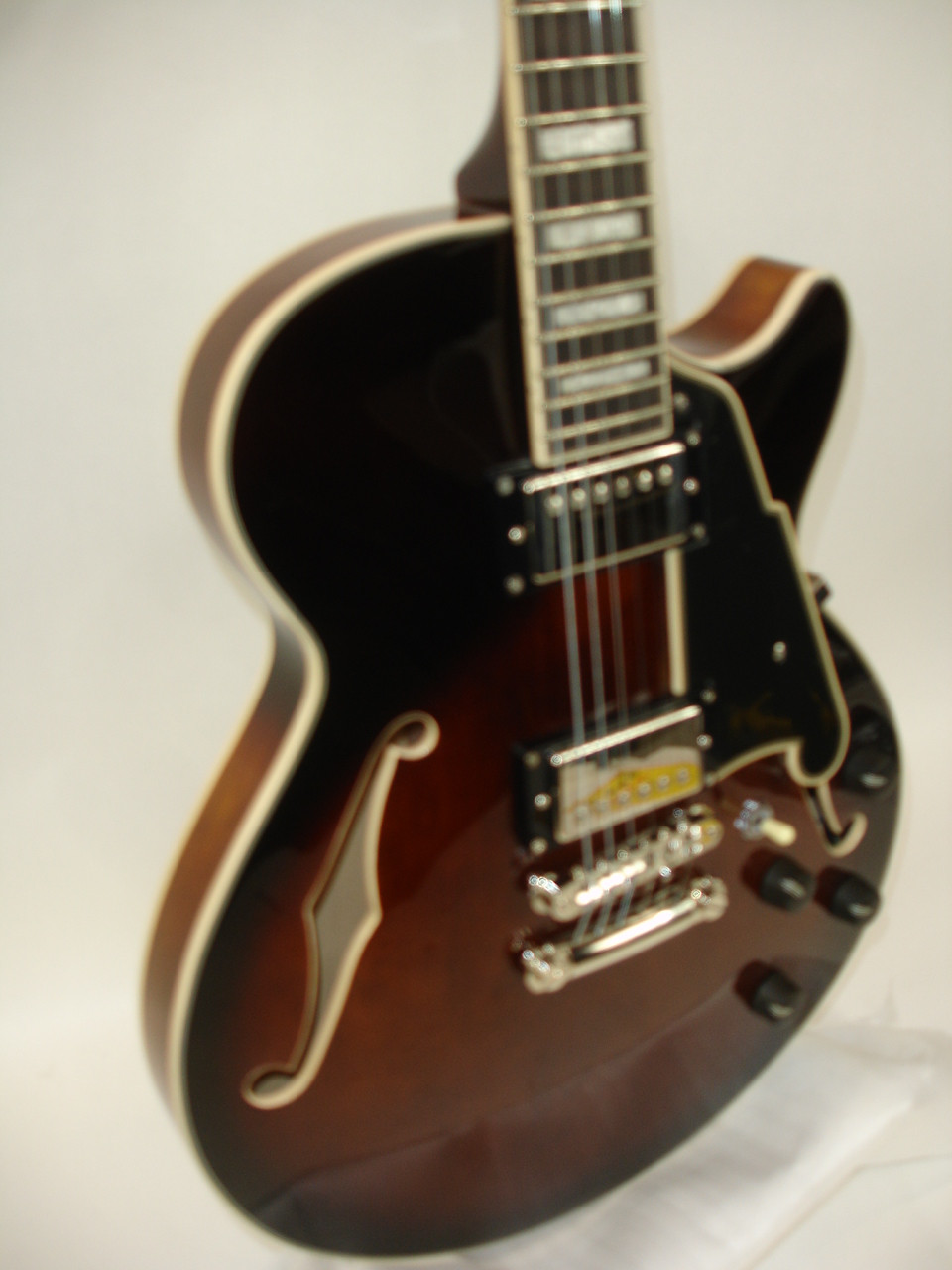 D'Angelico Premier SS DAPSSBRBNS Single-Cutaway Semi-Hollow