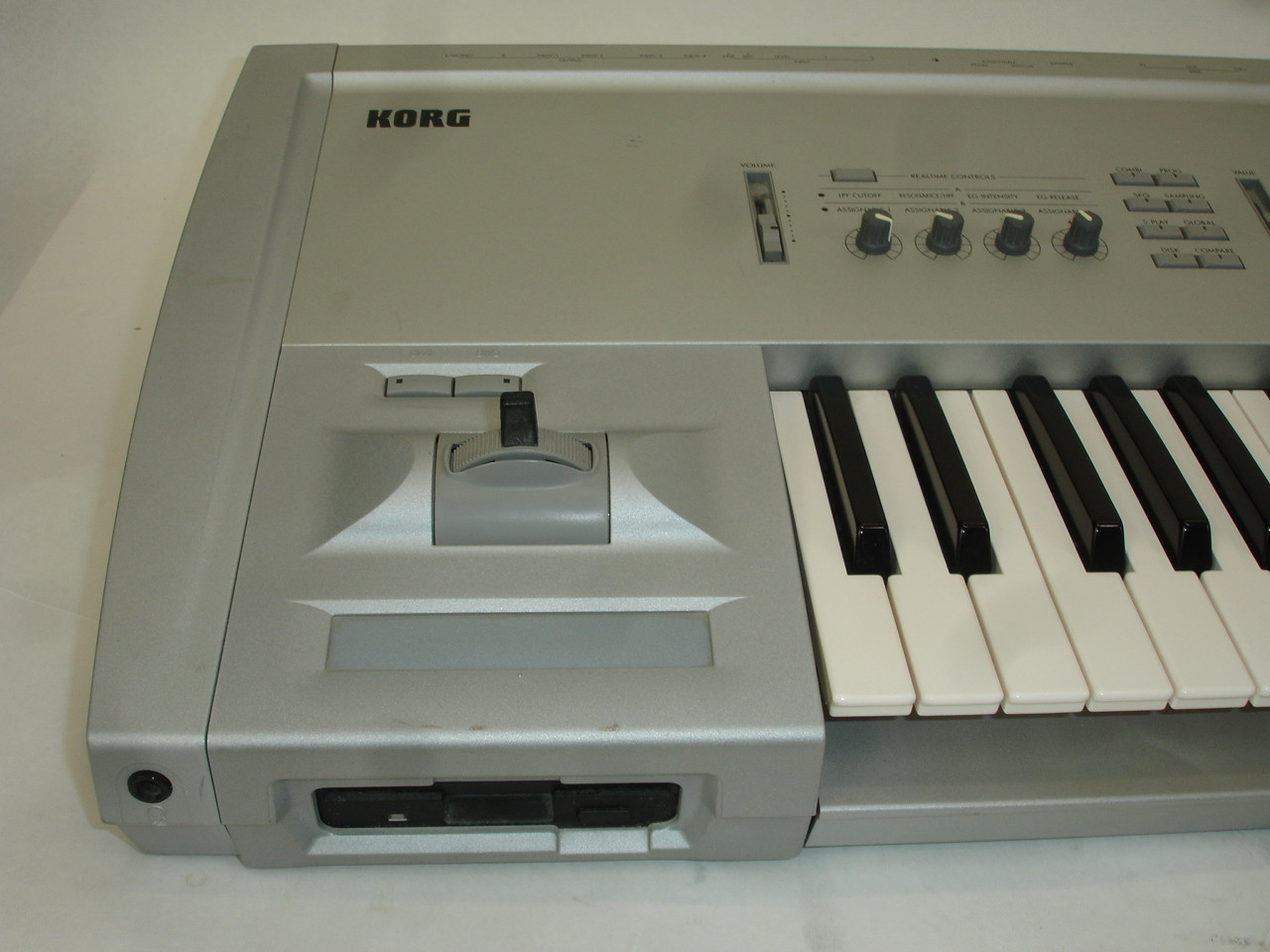 Korg Triton 61 61-key Music Workstation Keyboard - Previously