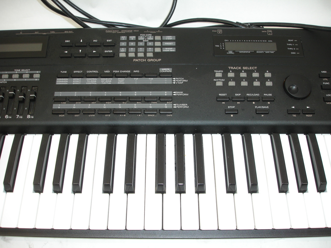 梛 Roland Jv-1000 76 keys Roland JV-1000 76-Key Synthesizer