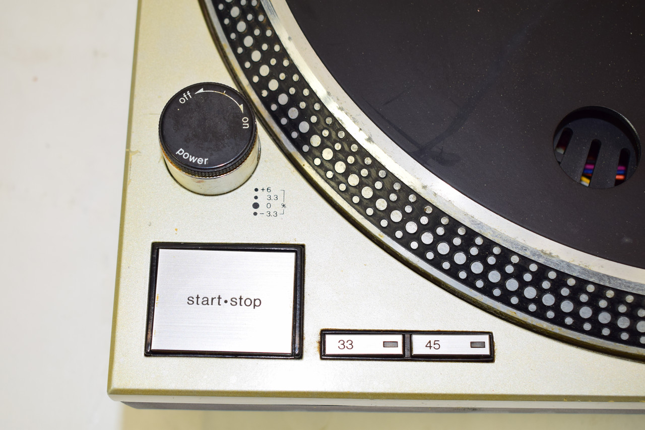 Technics SL-1200MK2 Direct Drive Turntable w/ Odyssey Road Case
