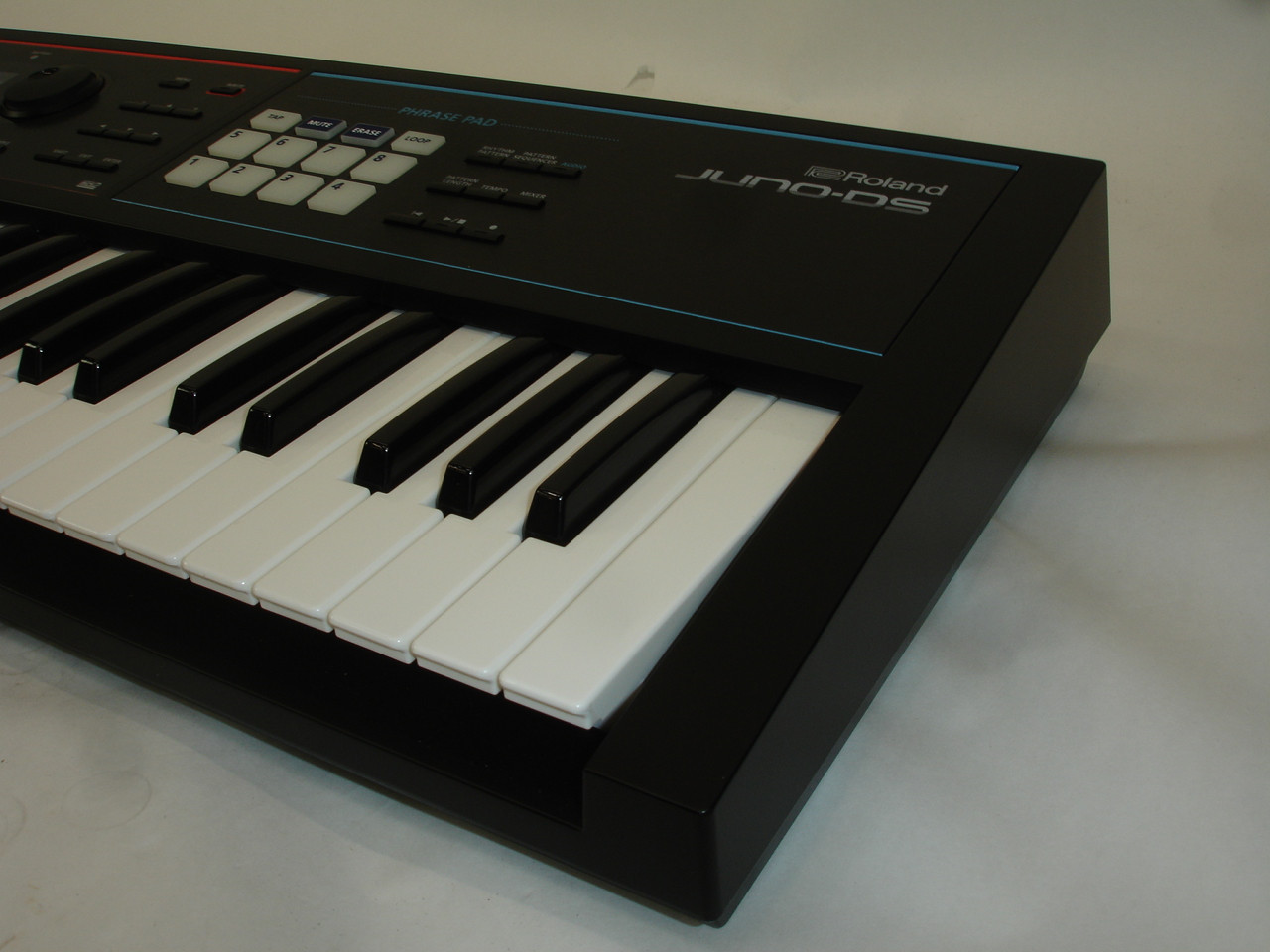 Roland JUNO-DS61 61-key Synthesizer Keyboard w/ Bag & Dust Cover