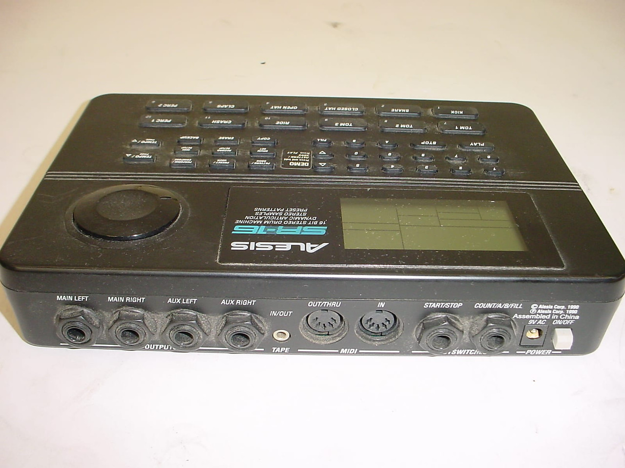 Alesis SR-16 Drum Machine - Black - Previously Owned