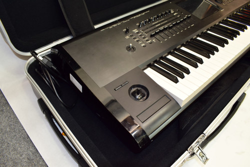 Korg Kronos 73 73-key Music Workstation Keyboard w/ Gator Case - Previously Owned