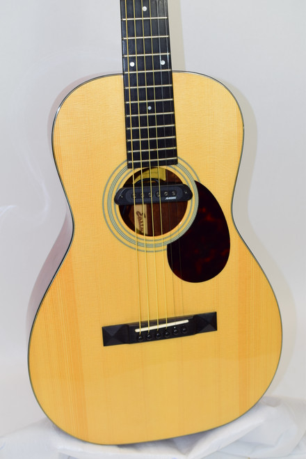 Eastman E10P Parlor Acoustic Guitar with Soundhole Pickup, Natural - Previously Owned