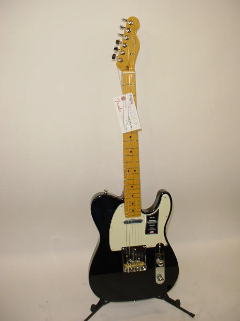 Fender American Professional II Telecaster, Maple Fingerboard, Black w/ Deluxe Molded Case