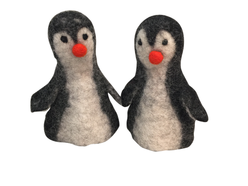 The penguins are hollow and can be used as egg warmers, a kind of finger puppet or simply as decoration.
Sold in 6's.