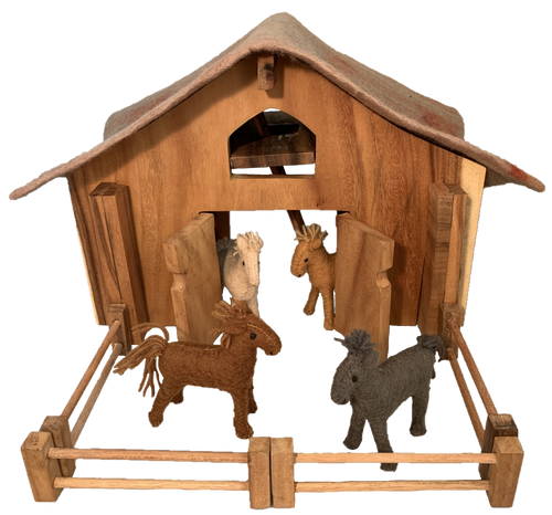 Barn with felt roof, 6 fence pieces and 4 barn horses.