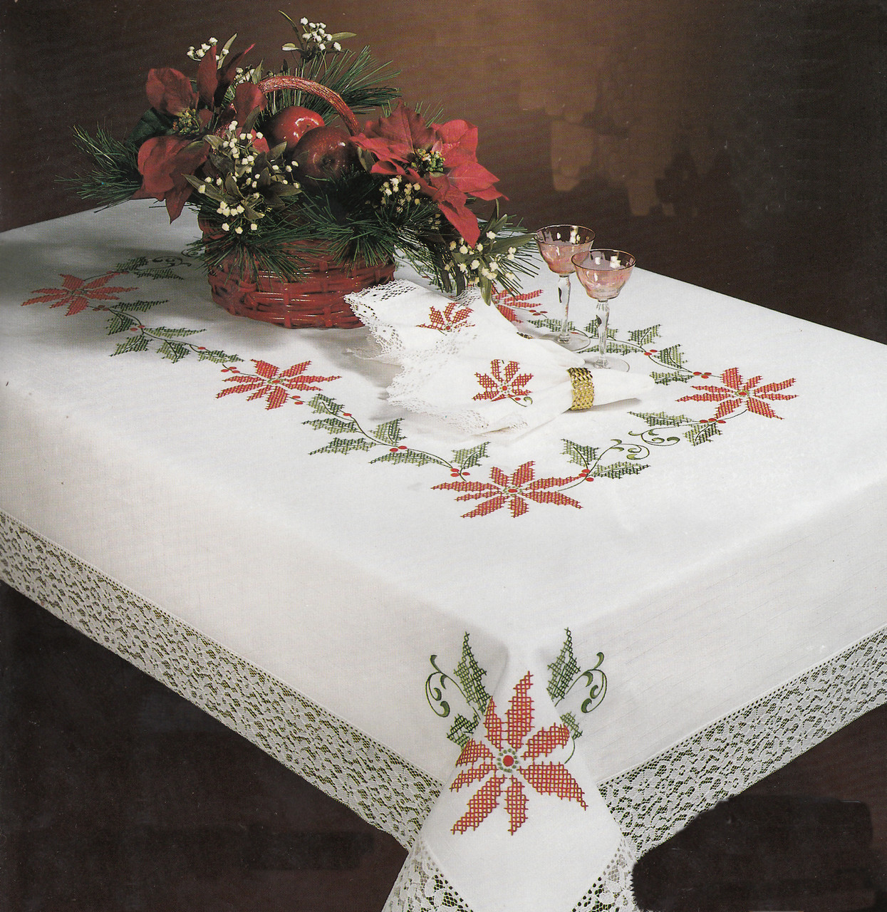 Design Works - Christmas Holly 50" x 70" Oblong Tablecloth ...