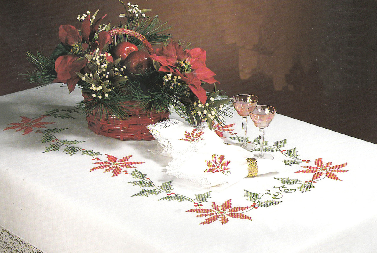 Design Works - Christmas Holly 68" x 90" Oval Tablecloth