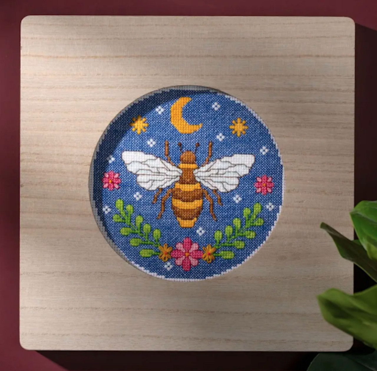 Plaid / Bucilla - Expressive Bee w/6" Hoop