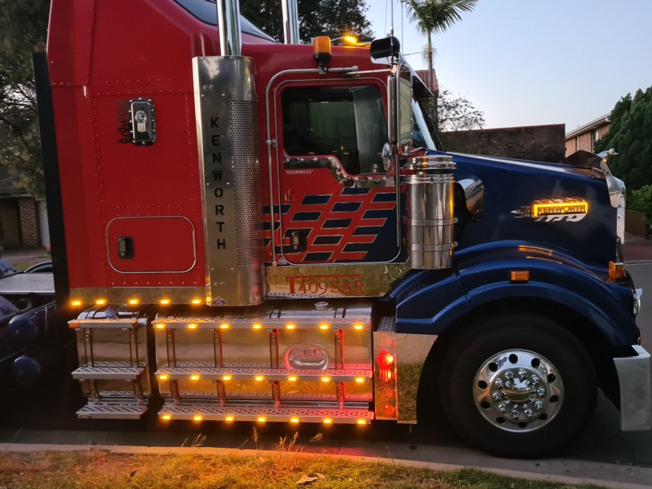 Rear End Outline Marker Light. Red Lens & Red LED. Multi-Volt 12v & 24v Blister Single Pack Chrome Surrounding. Autolamp. 86RRM