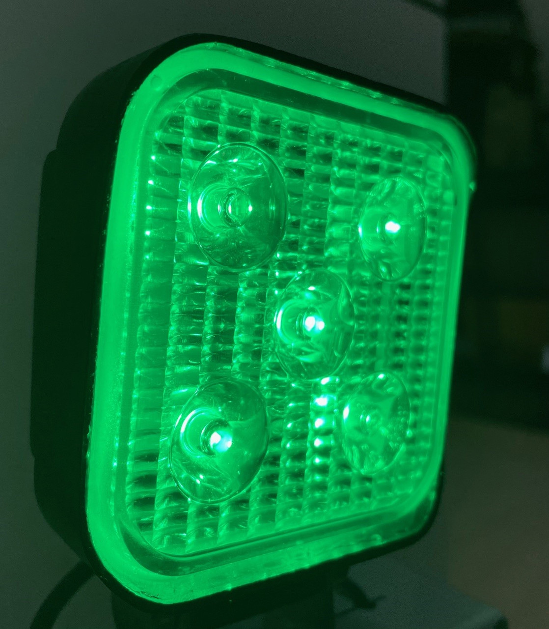 Traffic Control Light, Single light with Red, Green LED's. Great for Warehouse, Loading Docks, Warehouse Pedestrians, Sealed Doors, Roller Doors, Fast Doors, Cool Rooms, Road Work Traffic Control, Crowd Control. Green Function ON