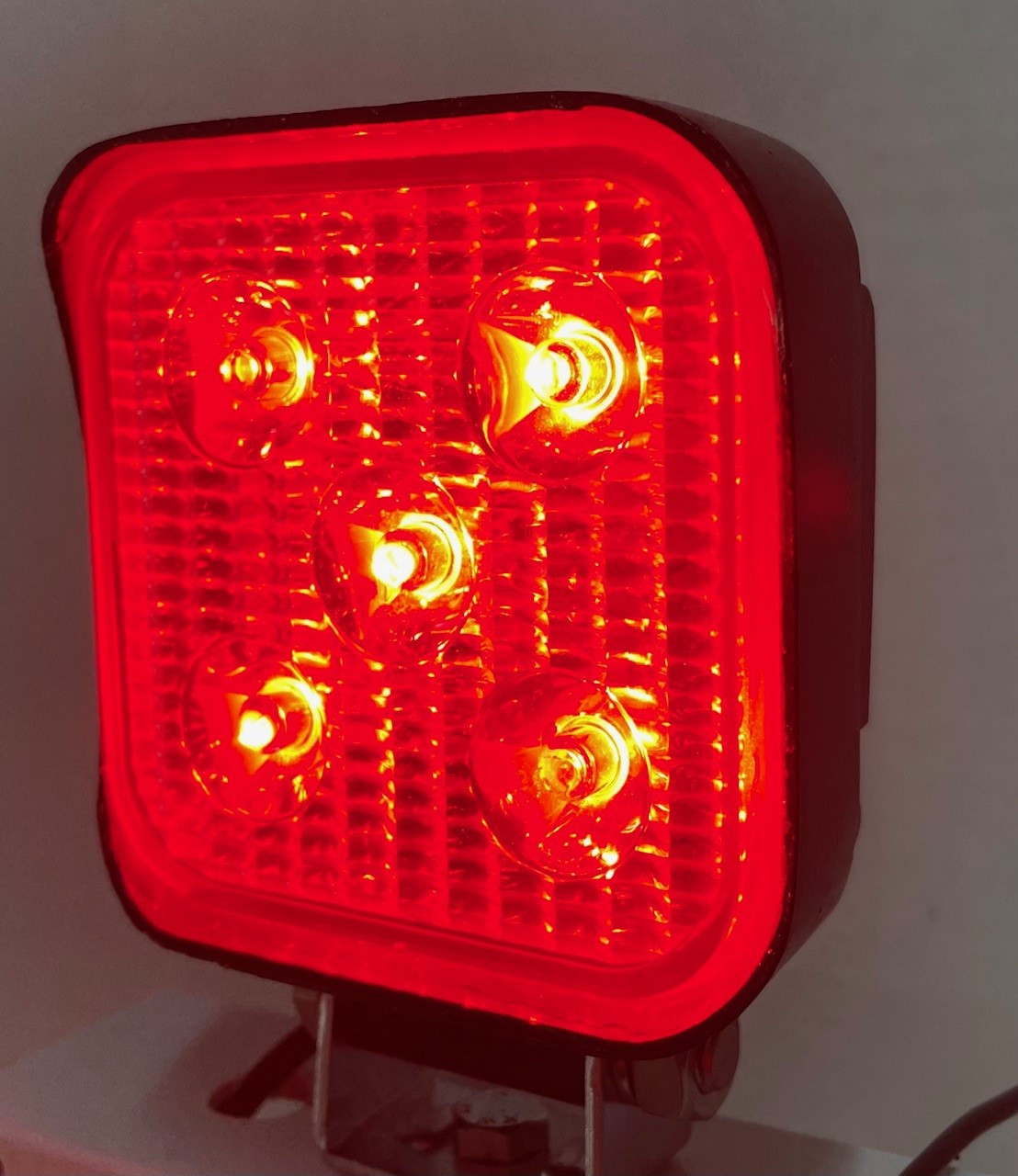 Traffic Control Light, Single light with Red, Green LED's and Control Box. Remote Controls x 2. 240v AC System. Great for Warehouse, Loading Docks, Warehouse Pedestrians, Sealed Doors, Roller Doors, Fast Doors, Cool Rooms, Road Work Traffic Control, Crowd Control. Green Function ON