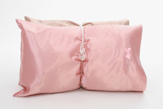 Pearl Collection features our top-of-the-line satin pillowcases. Same eco-friendly satin body adorned with a miniature pearl in the center of a matching satin bow. Lush, hydrating and anti-absorbent. Lock in moisture overnight. Two enchanting colors: (pink) Petal Pusher and( taupe) St. Tropez. 