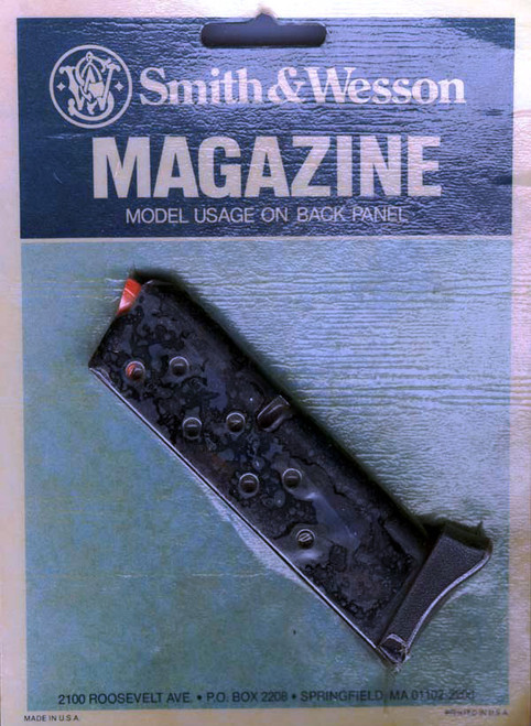 This is a factory Smith & Wesson magazine for the 908 3914 9mm pistol, 8 round capacity with a finger rest, USED.